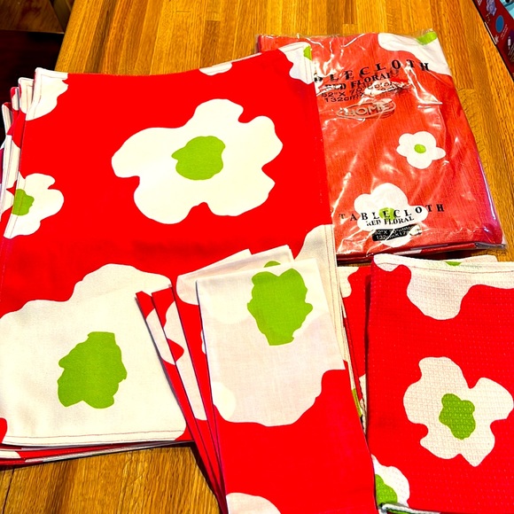 Tablecloth, placemats, napkins and hand towel set - Picture 1 of 3